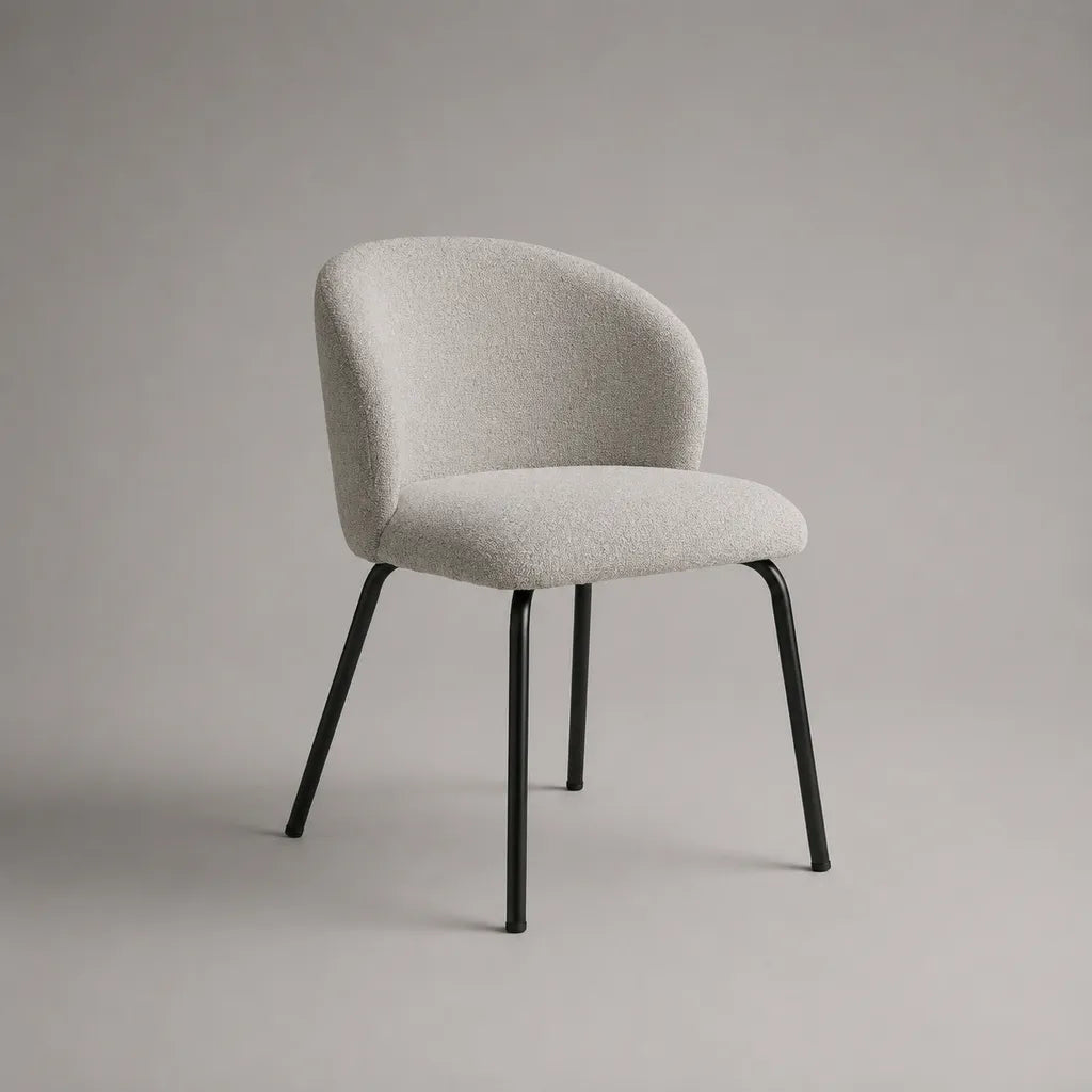 Gepolsterter Esszimmerstuhl mit Bouclé-Bezug, abgerundeter Rückenlehne und Stahlgestell, Creme/Schwarz, 56 × 58 × 78 cm