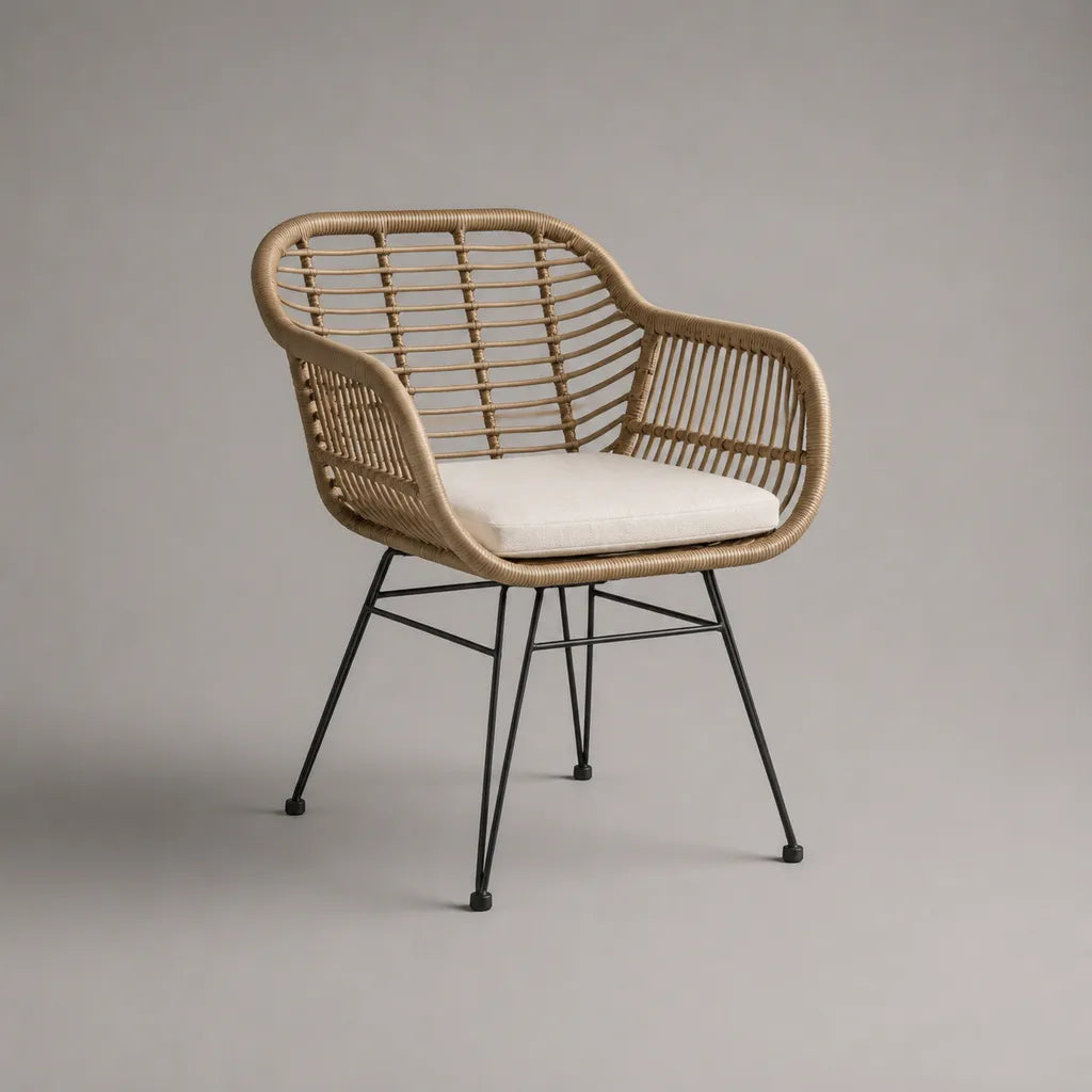 Esszimmerstuhl mit Armlehnen aus PE-Rattan und Stahl, Natur/Cremeweiß/Schwarz, 58 × 59 × 82 cm